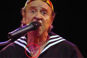 Medallón de Carlos Villagrán