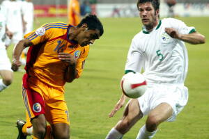 Banez Nicolita of Romania (L) vies with