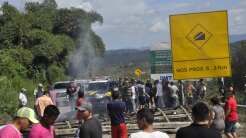 Al grito de "fuera" queman campamento de inmigrantes venezolanos en una ciudad fronteriza de Brasil