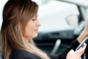 celular-carro-mulher.jpg