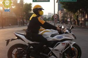 Policía devuelve 30,000 pesos en México