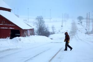 Una persona atraviesa una calle en Casey, Iowa, estado que está sufriendo un duro clima invernal en las últimas semanas.