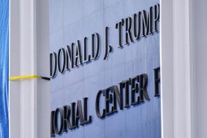 Trabajadores instalan el nombre de Donald J. Trump encima del letrero actual del Kennedy Center el viernes 19 de diciembre de 2025 en Washington. (Foto AP/Jacquelyn Martin)