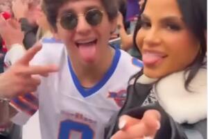 Natti Natasha gozó su presencia en las gradas.  