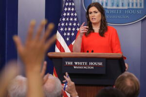 Sarah Huckabee Sanders sustituye a su jefe Sean Spicer como secretaria de Prensa de la Casa Blanca
