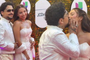 Ángela Aguilar y Nodal comparten un beso.