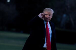 El presidente Trump dijo que su exasesor Steve Bannnon se había vuelto "loco" por lo que dijo para el libro de Michael Wolff. 