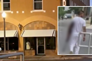 hombre-rifle-caminando-Uvalde-pánico