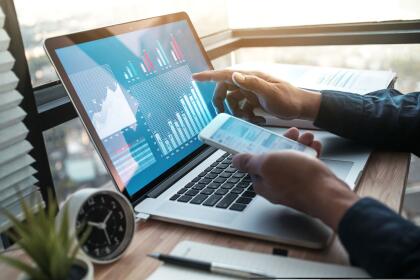 Las empresas más grandes a menudo buscan candidatos con una maestría en administración de negocios, aunque las organizaciones más pequeñas contratan gerentes financieros con títulos de licenciatura. El ingreso promedio en estos empleos se acerca a los 120,000 dólares anuales.