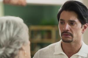 Daniel Elbittar interpreta al doctor Sebastián Peñaloza en la novela Amanecer.