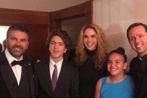 José Manuel junto a sus padres y hermana.