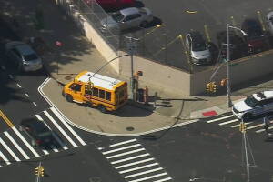 Estudiante es apuñalado frente a escuela del Bronx; policía busca dos sospechosos.