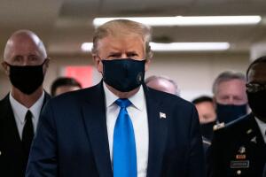 El presidente Trump lleva una máscara durante una visita al hospital militar Walter Reed a las afueras de Washington DC.