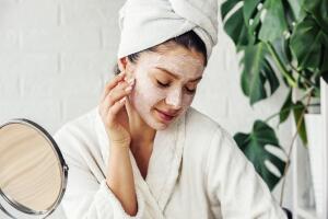mujer-con-mascarilla-crema-facial.jpg
