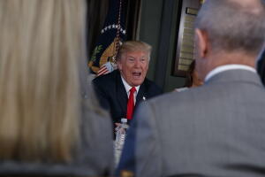 Donald Trump habla en el Trump National Golf Club en Bedminster, Nueva Jersey durante sus "vacaciones laborales".