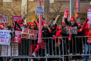 Mount Sinaí despide a tres enfermeras antes de la huelga masiva en hospitales de Nueva York.