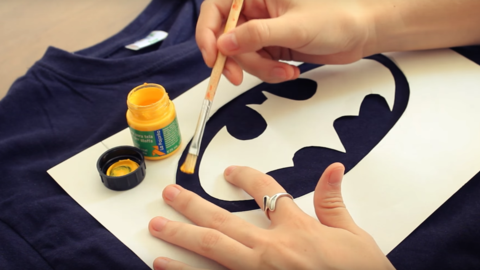 Correspondiente Estúpido Hostil Aprende a estampar camisetas en casa con este fácil tutorial | Estilo de  Vida Moda | Univision