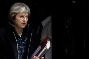 La primera ministra británica Theresa May sale de 10 Downing Street este miércoles. May anunció la expulsión 23 diplomáticos rusos tras el ataque con un agente neurotóxico a un exespía ruso, la mayor medida de su tipo desde la Guerra Fría.