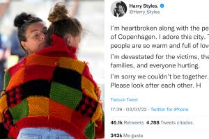 Dos mujeres se consuelan frente al centro comercial Field's en Copenhague. Harry Styles expresó su "devastación" ante la tragedia, ocurrida a menos de media milla de donde tendría un concierto.