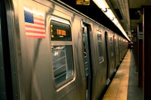 Hombre muere tras quedar atrapado en las puertas del tren y ser arrastrado por el andén en Brooklyn.