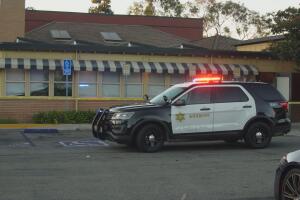 Sospechoso armado es hallado muerto dentro de un restaurante en Cerritos