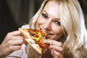 Conheça os efeitos de apenas um pedaço de pizza no seu corpo