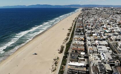 Esta toma aérea muestra la desolación de la costa desde Manhattan Beach y hasta Santa Monica, tras la medida de cierre del todas las playas del condado de Los Ángeles.