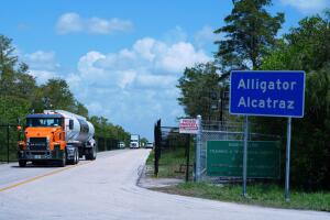 Un tribunal federal suspendió temporalmente la demanda que buscaba cerrar el centro de detención en Florida.