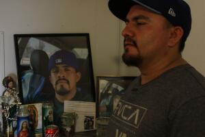 José Jacobo Talavera en el altar dedicado a su hermano Juvenal Jacobo, quien murió en el accidente de Madera.