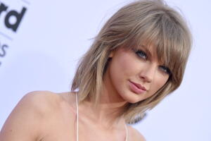 La cantante Taylor Swift por primera vez se pronuncia sobre política y dice que votará demócrata en las elecciones de Tennessee, su estado. 
