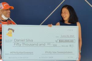 Hispano gana $50 mil luego de vacunarse contra el coronavirus en Filadelfia 