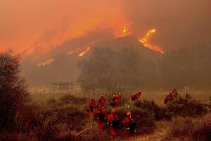 Mountain Fire continúa ardiendo al sur de California, contención avanza un 26%