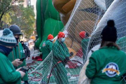 Pero el desfile cuenta también con medidas especiales por culpa de la pandemia. Los trabajadores deben estar vacunados y llevar mascarillas.