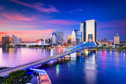 <b>Puesto 9: Jacksonville, Florida.</b> Tiene una buena cantidad de viviendas asequibles de más de tres habitaciones, incluso podrías encontrar una con una piscina. Es uno de los lugares más baratos en los que puedes vivir cerca de la playa y si necesita más opciones para actividades al aire libre, puede explorar los 80,000 acres de áreas verdes.