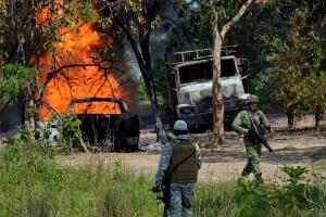 Controlan incendio por explosión de oleoducto de Pemex en sureste de México