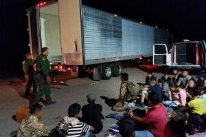 migrantes camión de carga