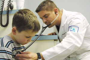 Aumento de casos de enfermedades respiratorias en el mundo no están relacionados, según autoridades
