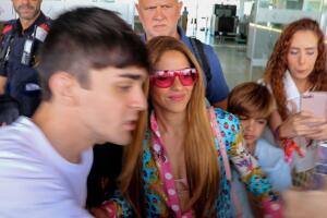 La llegada de Shakira a Barcelona se suscita en medio de rumores de un supuesto romance con Lewis Hamilton.