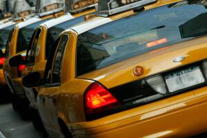 Taxistas en Nueva York llevan a cabo protestas contra los altos precios de la gasolina