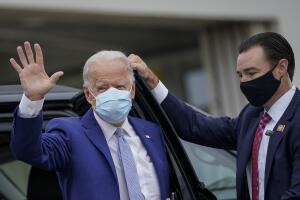 El candidato presidencial demócrata Joe Biden saluda al abordar un avión el 27 de octubre del 2020 en New Castle, Delaware, con destino a Georgia.