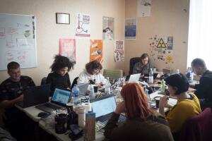 Jóvenes de la central telefónica del centro juvenil de Zaporiyia coordinan el envío de ayuda a las personas desplazadas y al Ejército ucraniano.