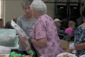 Voluntarios y pastores advierten que los recortes a programas sociales han complicado el acceso a alimentos.