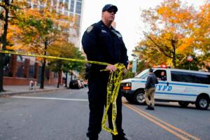 Incidente de violencia doméstica deja un muerto tras tiroteo con policías en Queens.