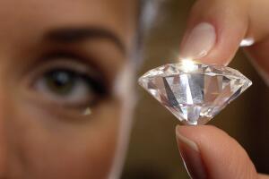 Mujer sosteniendo un diamante