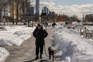 La ciudad de Nueva York inicia marzo con bajas temperaturas y nieve ligera.