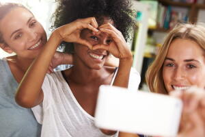 selfie-amigas-coracao.jpg