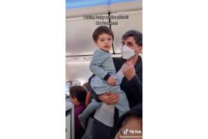 niño llora en avión.jpg