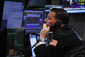 Un operador de la Bolsa de Valores de Nueva York. Wall Street continúa con operaciones inestables al cierre de la semana. 