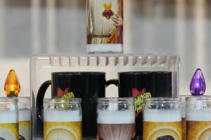 Una vela de oración con una imagen del rostro del músico Jerry Garcia, arriba, se exhibe dentro de la tienda Amoeba Music en San Francisco, el sábado 19 de julio de 2025.