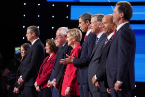 Los precandidatos presidenciales demócratas durante el segundo debate demócrata el 30 de julio de 2019 en Detroit, Michigan.